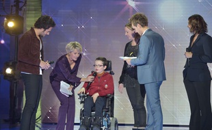 Sophie Davant et un jeune malade pendant la soirée de lancement du Téléthon, le 8 décembre 2017.