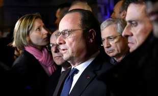 Le président François Hollande près du Bataclan après l'assaut donné par la police contre les assaillants de la salle de spectacle, le 14 novembre 2015