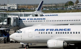 Des avions d'Air France stationnent sur le tarmac de l'aéroport de Roissy-Charles-De-Gaulle.