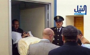 L'avocat de Hosni Moubarak a plaidé mardi l'absence de preuves démontrant que l'ancien président égyptien, contre qui la peine capitale a été requise par le parquet, ait ordonné de tirer sur la foule lors de la révolte contre son régime il y a près d'un an.