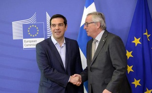 Le Premier ministre grec Alexis Tsipras (g) salue le président de la Commission européenne Jean-Claude Juncker à son arrivée à Bruxelles, le 3 juin 2015 avant le début des discussions