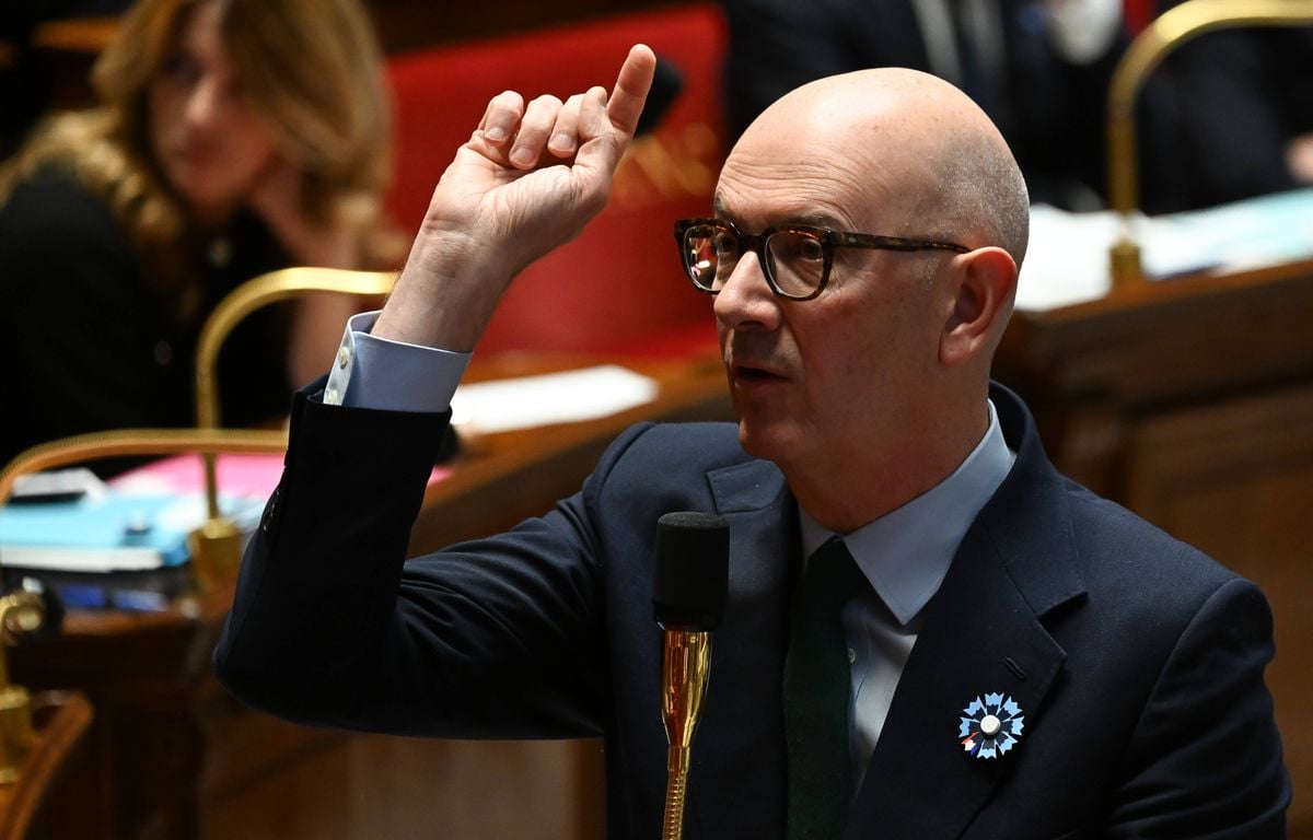 Budget 2026 : Lescure défend la prime de Noël seulement pour « ceux qui croient encore au Père Noël »