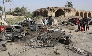 Photo d'une attaque à la voiture piégée survenue à Khan Beni Saad, à 30 km de Bagdad (Irak), le 18 juillet 2015.