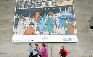 Près de la base sous-marine se sont croisés les histoires des héros d'Hergé et de la Transatlantique.C'est par Penhoët que Tintin et ses compagnons sont arrivés en ville.L'activité portuaire de Saint-Nazaire est identifiable sur plusieurs vignettes.