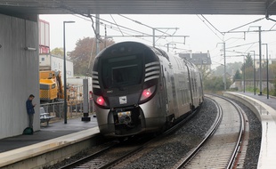 Un train express régional (TER) Bretagne circulant à Rennes, ici aux abords de la halte Pontchaillou.