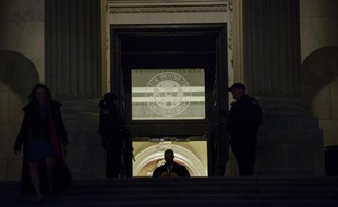 Des membres de la Chambre des représentants quittent le Capitole après le vote sur le budget fédéral, au soir du 11 décembre 2014 à Washington