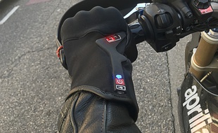 La start-up toulousaine Liberty Rider et la marque de gant Racer se sont associés pour créer un gant de moto connecté.