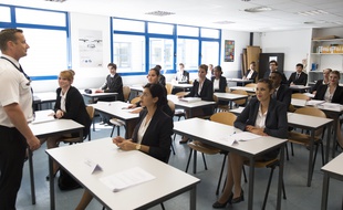 Hôtesses de l'air et stewart à l'école.