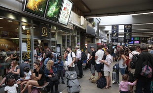 Des voyageurs patientaient déjà en gare de Paris-Montparnasse, le 17 juillet 2017, en raison d'une panne électrique.