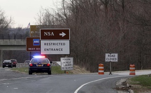 Un policier arrêté devant l'entrée de la NSA où deux hommmes se sont introduits en voiture: l'un est mort, l'autre blessé.