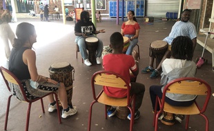 Un atelier de percussions dans la cour du collège de la Grange aux Belles, ouvert cet été aux habitants et habitantes de Paris.