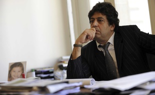 Le député Meyer Habib pose dans son bureau, le 4 juin 2010