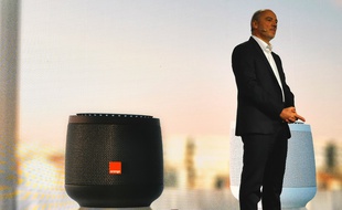 Le PDG d'Orange Stéphane Richard présente son enceinte intelligente le 12 décembre 2018.