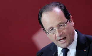 Le président français François Hollande a déclaré jeudi que Paris appuierait "tous les efforts des Nigériens pour faire cesser la prise d'otages" en cours à Agadez et "anéantir" le groupe qui a porté les attaques contre un camp militaire et un site d'uranium d'Areva, à Arlit.