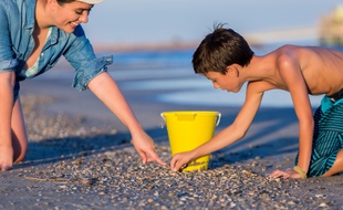 Sur la plage, coquillages et galets participent à un écosystème fragile. Prélevez-les donc avec parcimonie.