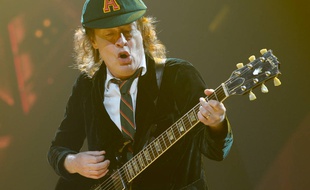 Angus Young, le guitariste soliste du groupe AC/DC