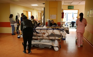 Bastia, le 21 novembre 2017. Des patients attendent sur des brancards dans le hall des urgences, faute de chambres disponibles.