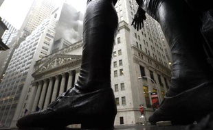 Le siège de la Bourse de New York vue à travers la statue de George Washington à Federal Hall, sur Manhattan