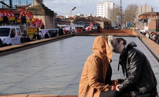 Plus de la moitié des jeunes de 15 à 30 ans considère la politique comme importante et préfère des formes d'engagement telles que signer des pétitions, manifester ou relayer des campagnes via les réseaux sociaux, plutôt qu'adhérer à un parti ou un syndicat, selon un sondage publié mercredi.
