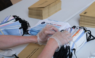 Illustration de distribution de masques de protection en tissu. Ici à Gagny.