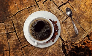 Le grain de café est torréfié avant d'être moulu