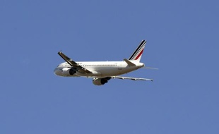 Un Airbus A320 de la compagnie Air France décolle de l'aéroport de Toulouse-Blagnac le 10 février 2015