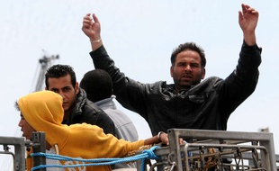 Des migrants arrivés en Italie le 30 mai 2015.