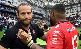 Frédéric Michalak et Mathieu Bastareaud après leur victoire contre Leinster en Champions Cup, le 19 avril 2015 au stade Vélodrome.