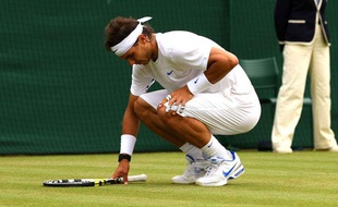 Rafael Nadal et son genou gauche en souffrance, le 25 juin 2011 à Wimbledon (Londres).