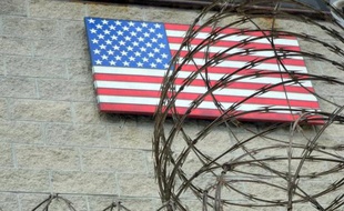 Le drapeau américain affiché sur un mur de la prison de Guantanamo à Cuba