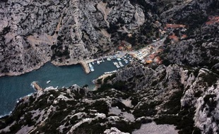 Le massif calcaire des Calanques, avec une trentaine de calanques plus ou moins profondes entre Marseille et Cassis, déjà classé en partie depuis 1975 et site Natura 2000 depuis 2003, s'apprête à accéder au statut de parc national, le dixième en France
