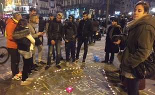 Les Bruxellois se sont retrouvés place de la Bourse pour rendre hommage aux victimes.