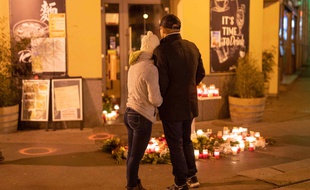 Un couple rend hommage aux quatre victimes de l'attentat de Vienne, le 4 novembre 2020 en Autriche.