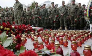 Des soldats ukrainiens rendent hommage à leurs camarades tombés sur le front, à Kiev le 9 septembre 2015