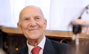 Stéphane Hessel, 94 ans, "très fatigué", va être rapatrié dimanche de Sicile où il se reposait, ont déclaré à l'AFP Sylvie Crossman et Jean-Pierre Barou, éditeurs de "Indignez-vous!", se montrant toutefois rassurants sur l'état de santé de l'ancien résistant et diplomate.