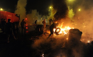 Des agriculteurs brûlent des pneus à Quimper, le 27 janvier 2016.