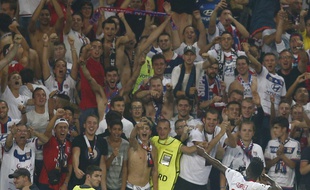 Les supporters lyonnais fêtent ici un succès (3-0) en Ligue des champions avec l'attaquant de l'OL Maxwel Cornet.