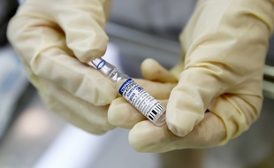 Une ampoule du vaccin russe Spoutnik V.