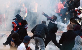 Mouvements de foule, jets de projectiles sur les forces de l'ordre et cafés vandalisés, sur fond de tour Eiffel: la place du Trocadéro est passée d'une fête bon enfant, pour célébrer le titre de champion de France du PSG, à des scènes d'émeutes.