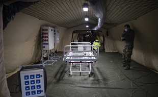 La mise en place de l'hôpital de campagne à Mulhouse, le 22 mars 2020.