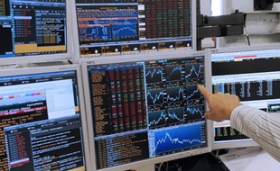 La Bourse de Paris devrait ouvrir en hausse vendredi, en l'absence de nombreux investisseurs en pleine trêve des confiseurs et avec un agenda dépourvu d'actualités majeures.