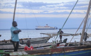 Des pêcheurs regardant les bateaux de civil arrivés