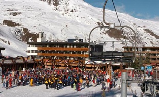 Les stations de ski, en pleine campagne de recrutement, offrent des occasions rares aux jeunes sans diplôme de se faire une place sur le marché du travail, mais la concurrence avec les plus qualifiés s'exacerbe vu le fort taux de chômage.