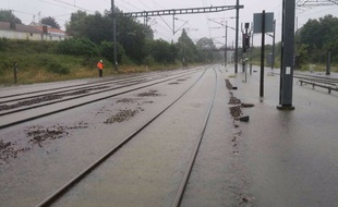 Les voies ferrées inondées à Savenay, lundi 11 juin 2018.