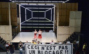 Des "Intermittents du spectacle" occupent la scène pendant une représentation au festival d'Avignon le 16 juillet 2014