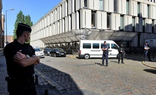 L'auteur présumé des coups de feu sur une discothèque de Lille qui avait fait deux morts et six blessés le 1er juillet, a été mis en examen pour assassinat, tentative d'assassinat et détention d'armes de 1e catégorie, a-t-on appris mardi de source judiciaire.