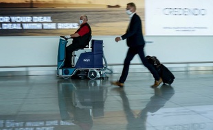 Un employé de l'aéroport de Bruxelles nettoie le sol, le 15 juin 2020 après une longue fermeture de l'aéroport.