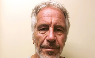 Le financier Jeffrey Epstein a été découvert blessé dans sa cellule de la prison de Manhattan.