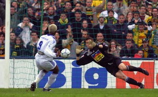 Le 31 mars 2001, Landreau stoppe le penalty de Cissé.