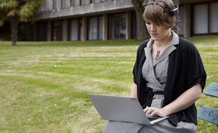 La chercheuse de l'Inria Rennes Nataliya Kosmyna travaille sur l'interface entre le cerveau et l'ordinateur permettant de contrôler des objets par la pensée.
